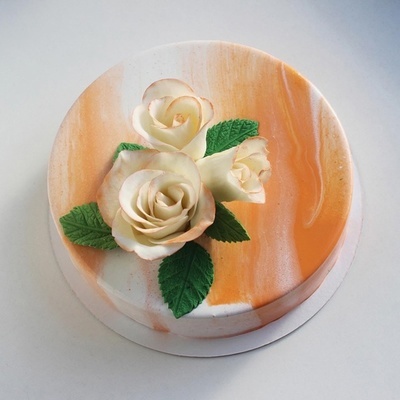Торт с белыми шоколадными розами